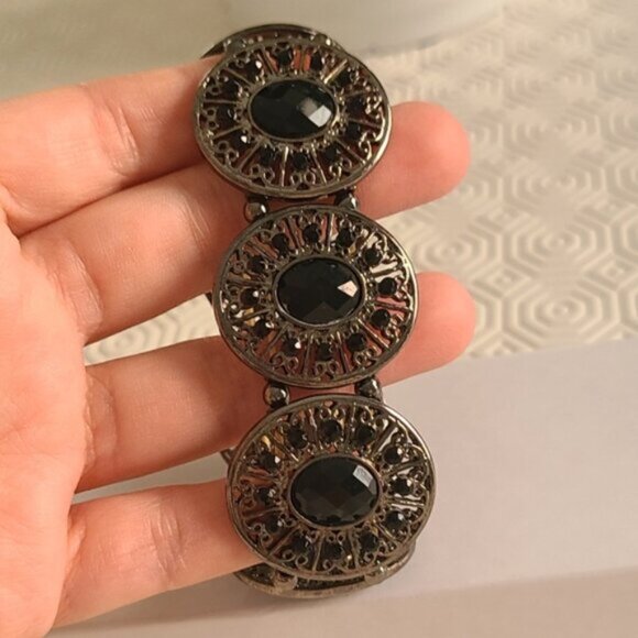 Vintage Style Pewter Bracelet with Black Crystal Cabochon Accents Elastic - Picture 4 of 4